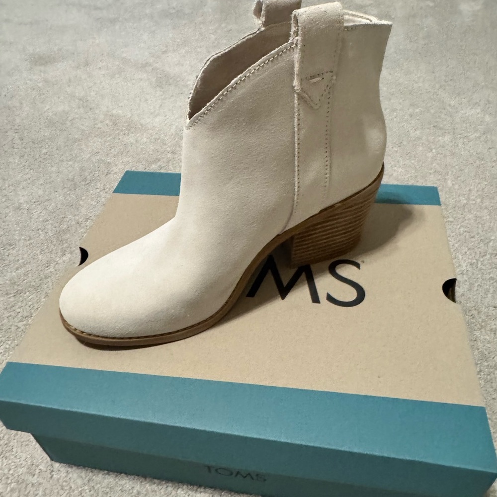 Tom’s winter white boots